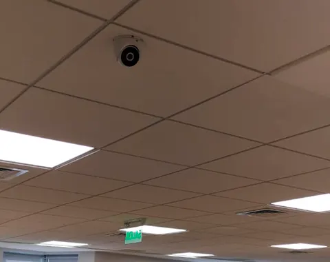 Cámara de seguridad domo instalada en oficina