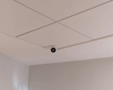 Cámara domo CCTV con canalización oculta en cielo de oficina