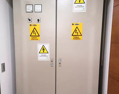 Gabinetes de tableros eléctricos con señalética de seguridad
