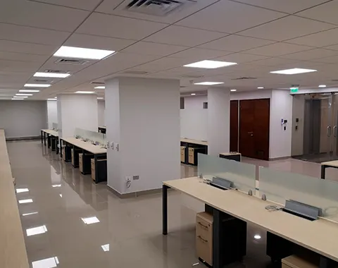 Planta de oficinas habilitada con divisiones de vidrio y puestos de trabajo