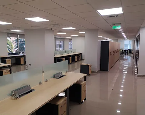 Oficinas con lockers, puestos operativos y cableado canalizado