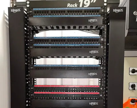 Rack de 19 pulgadas con patch panels de datos y voz identificados